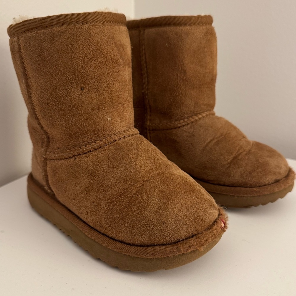 Toddler Ugg Boots - size 9 - Picture 2 of 10